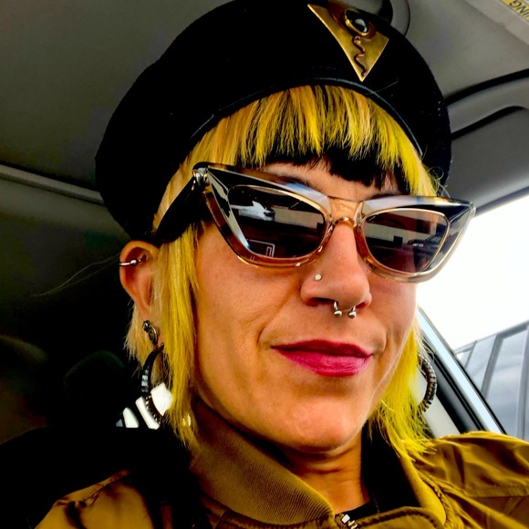 Meet your Posher, Amanda - Picture 1 of 1